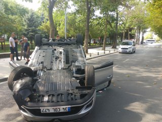 Beylikdüzü’nde sürücü aracıyla takla attı