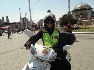 İstanbul’daki kadın kurye görenleri şaşırtıyor