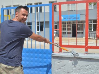 Müdür okulun duvarlarını boyadı