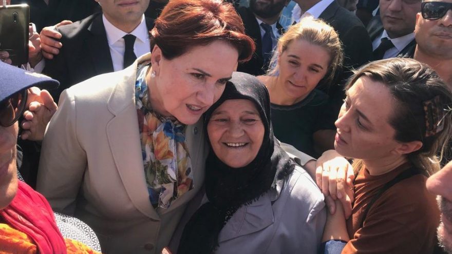 Meral Akşener İstanbul’da üye kampanyasına katıldı