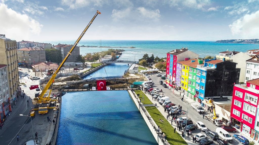 Silivri’de geçici yaya köprüsü montajı başladı.