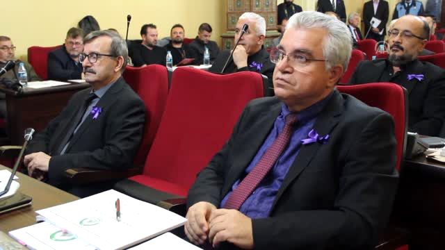 “Kadına karşı şiddet” için mecliste siyah giyindiler