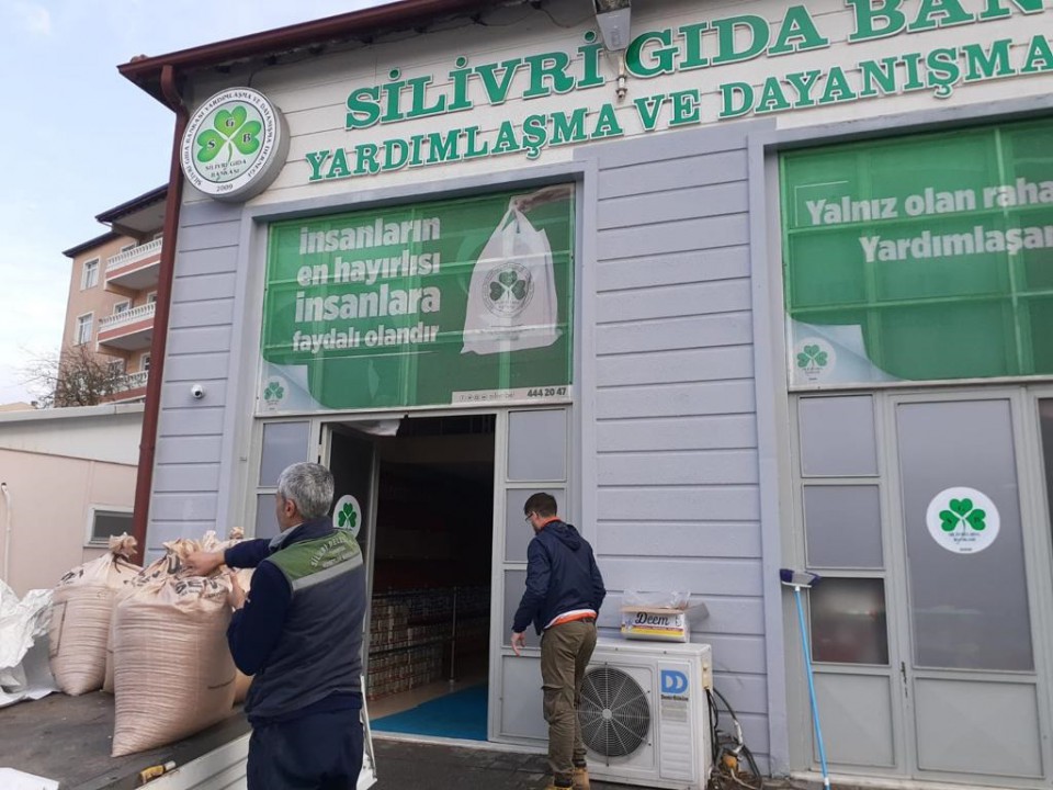 İhtiyaç sahiplerine belediyeden kuru fasulye