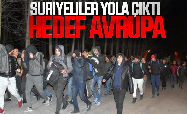 Göçmenler Yunanistan’a geçmek için sınıra yürüyor