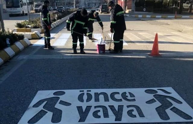Vize Belediyesi yaya geçitlerini yeniliyor.