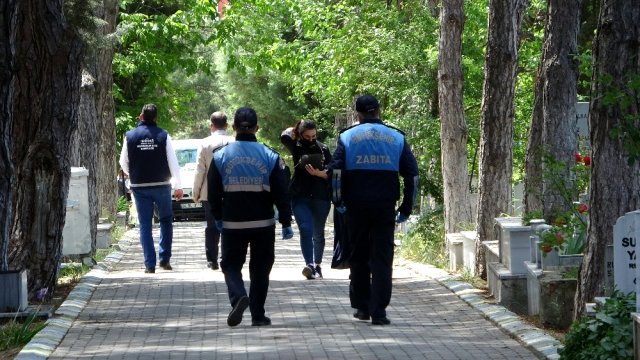 Çorlu’da sokağa çıkma kısıtlaması öncesi vatandaşlar kabristana akın etti.