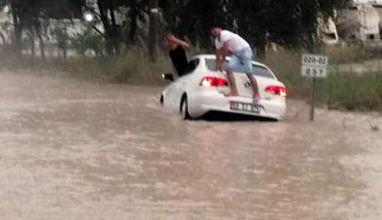 Selden yol kapandı, mahsur kaldılar