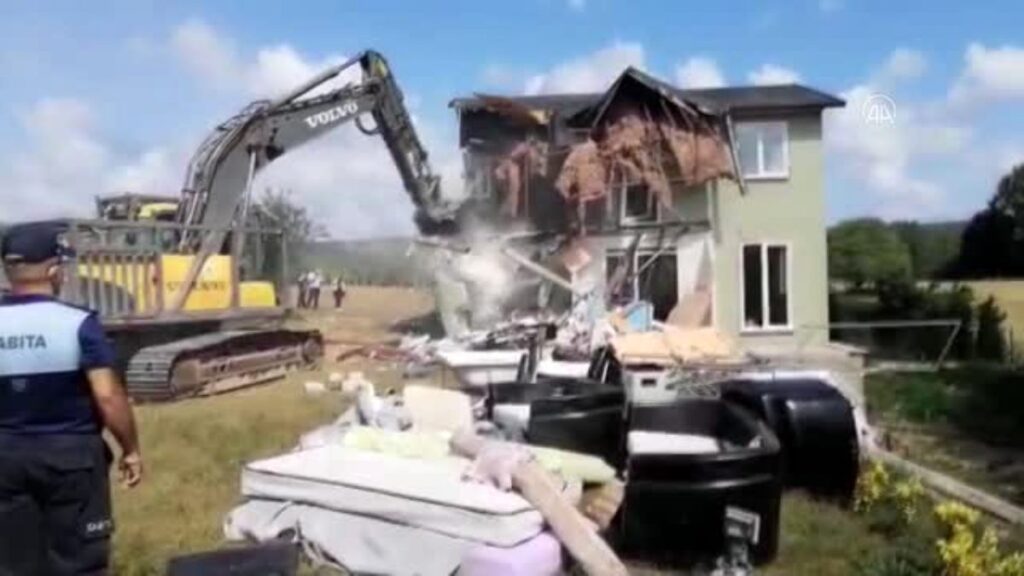 Çatalca’da kaçak yapılar belediye ekiplerince yıkıldı