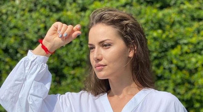 Fahriye Evcen makyajsız haliyle Instagram’ı yıktı geçti