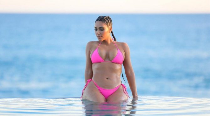 Kim Kardashian geri döndü! Bikinili pozları nefes kesti