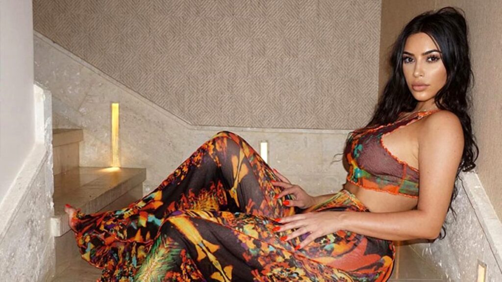 Kim Kardashian, pembe renkli iddialı bikinisiyle objektiflere takıldı