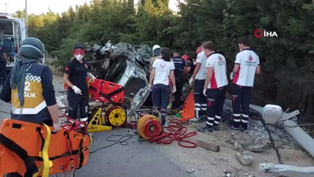 Silivri’de kaza sonrası yol savaş alanına döndü, aracın motoru koptu: 4 yaralı