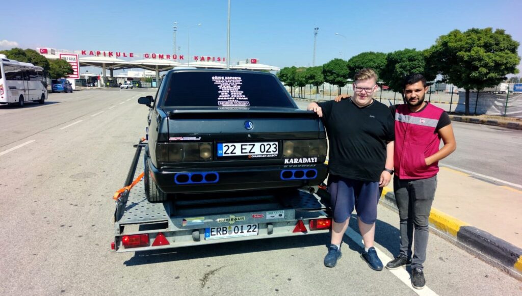 Türkiye’den aldığı otomobili Almanya’ya götürüyor