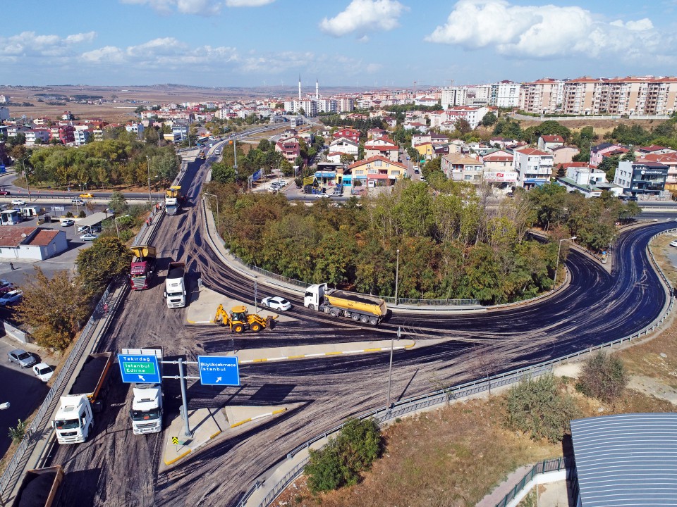 Silivri Bölge Trafik Köprülü Kavşağı asfaltı yenileniyor.