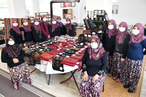 Köylü kadınlar, asırlık tezgahlarda, unutulan el emeği ürünleri dokuyor