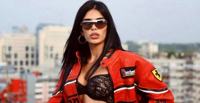 ‘Soyunmaktan korkmuyorum’ diyen cesur model Jovana Djordjevic üstsüz poz verdi