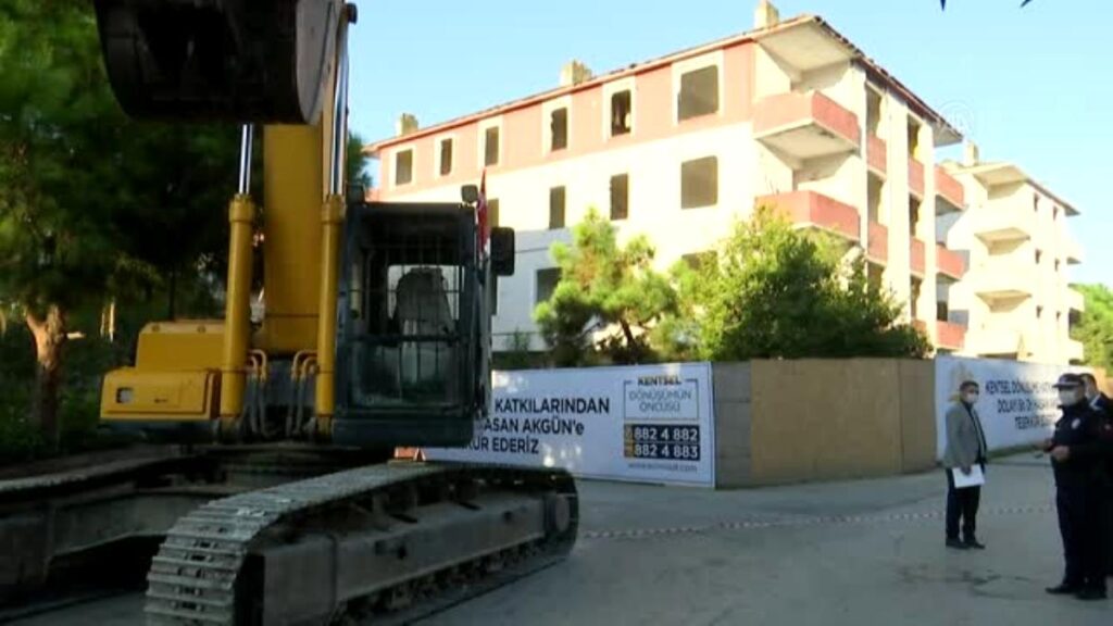 Büyükçekmece’de risk taşıyan 13 bina yıkılıyor