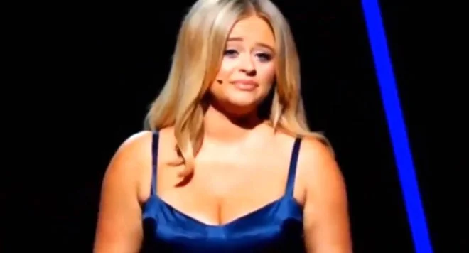 İzleyiciler bunu beklemiyordu! TV yıldızı, sahnede bir anda ellerini göğüslerine attı