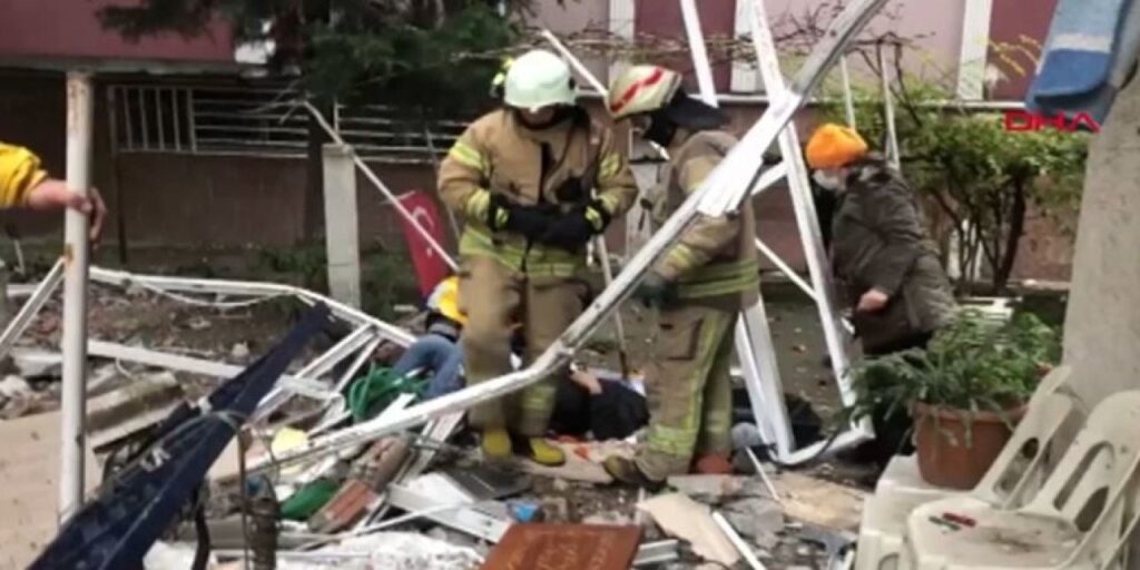 Avcılar’da balkon çöktü: 2 yaralı