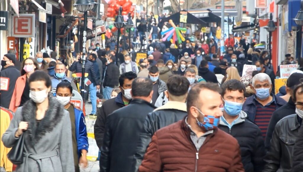 PCR testi uygulaması öncesi Bulgaristan vatandaşları Edirne’ye akın etti