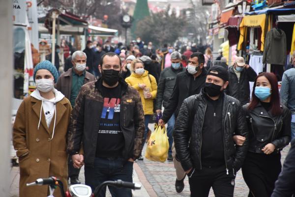 Cenaze anonslarının kaldırıldığı Edirne’de müzisyenler, sokakta konser veriyor