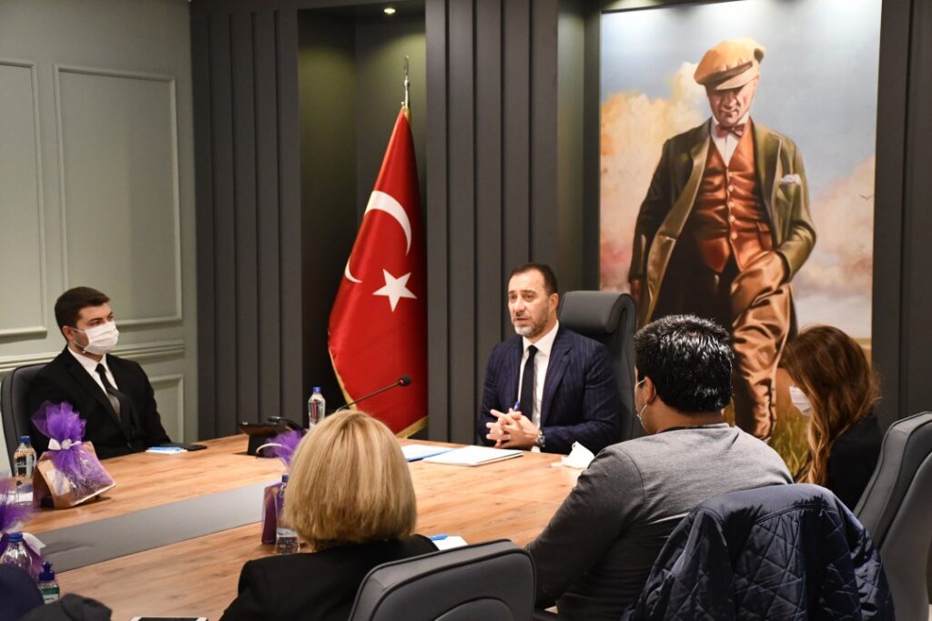 Yılmaz, tüm basına eşit mesafede olduğunu söyledi.