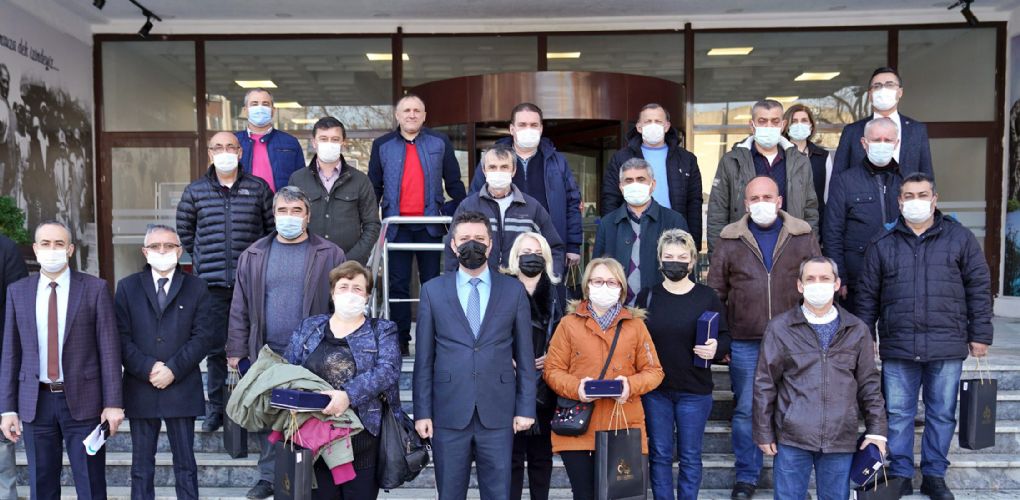 Çorlu Belediye Başkanı Ahmet Sarıkurt emekliye ayrılan personele plaket verdi.