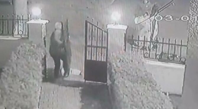 Silivri’de sitenin demir kapısını çaldılar