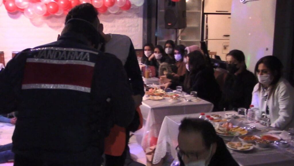 Silivri’de yılbaşı partisine baskın: 29 kişiye 91 bin 350 lira ceza