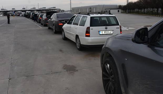 Yoğunluk başladı, sınırda uzun araç kuyrukları oluştu