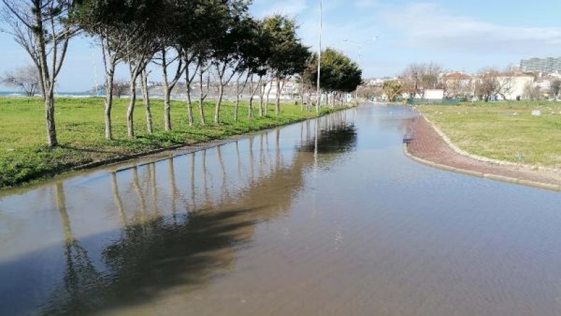 Silivri’de sahil su altında kaldı.