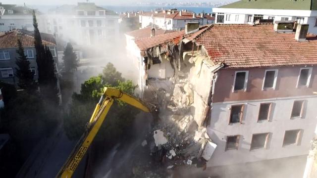 Büyükçekmece’de deprem riski taşıyan 8 bina yıkıldı