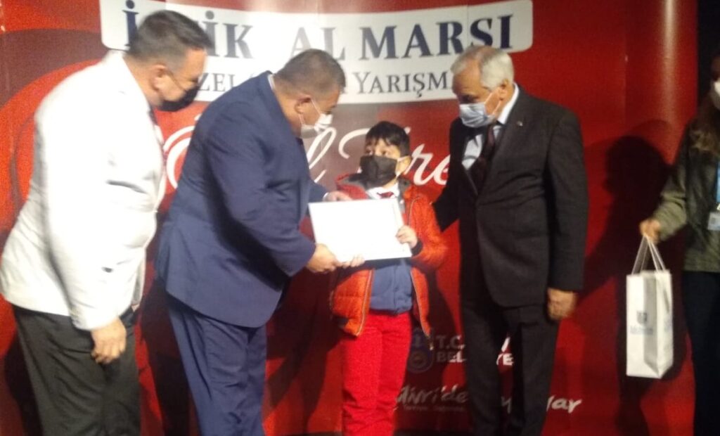 İstiklal Marşı Güzel Okuma Yarışması’nda dereceye giren öğrenciler ödüllendirildi.