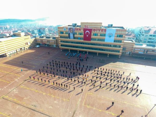 Keşan Belediye personeli, mesaiye İstiklal Marşı’nı okuyarak başladı