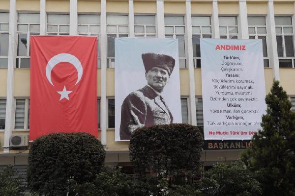 Kırklareli Belediye binasına ‘Andımız’ pankartı asıldı