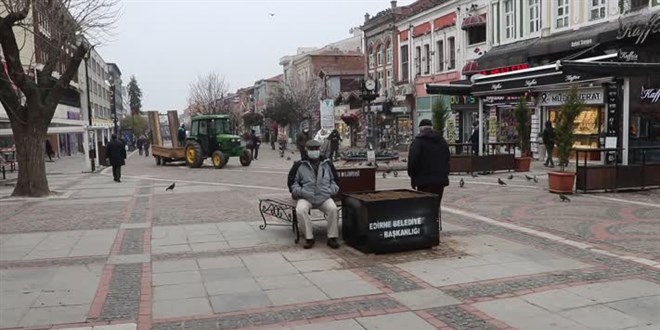 Kırmızı renkte bulunan Edirne’de banklar geçici olarak kaldırıldı