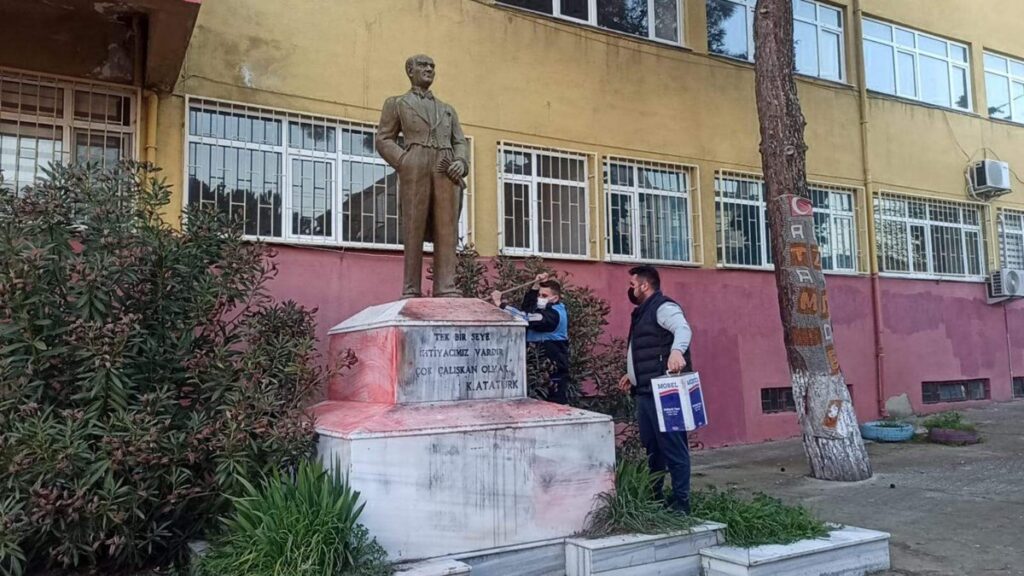 Yeniçiftlik’te Atatürk heykeline çirkin saldırı