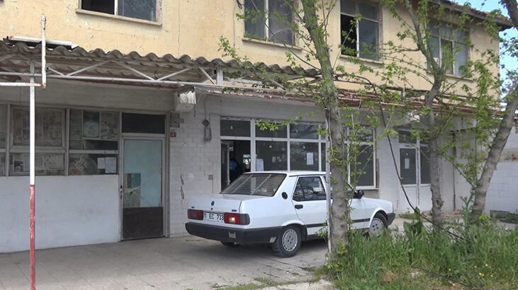 Binanın önüne arabasını çekip yıkımı engellemek istedi