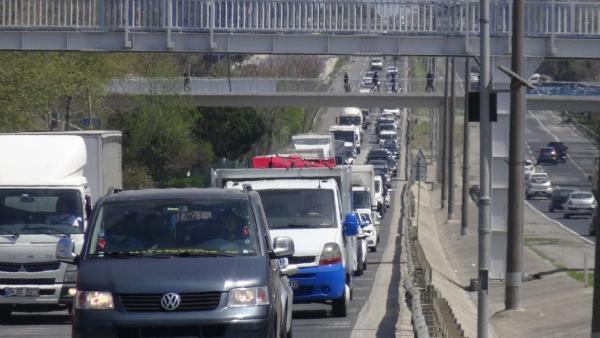 Silivri’de tam kapanma öncesi trafikte uzun araç kuyrukları