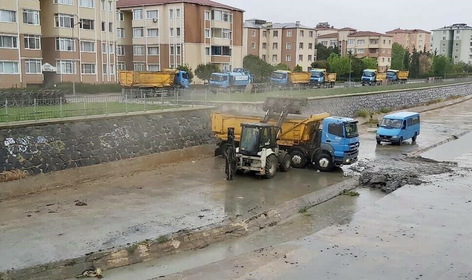 Silivri derelerinde temizlik sürüyor.