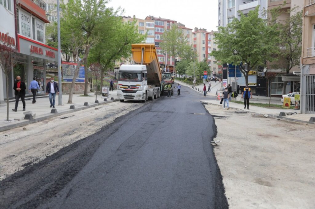 Alibey Mahallesinde asfalt çalışması devam ediyor.