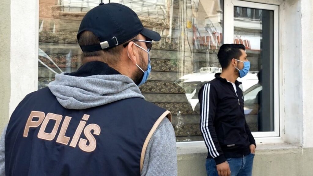 Edirne’de koronavirüs hastası markete giderken yakalandı