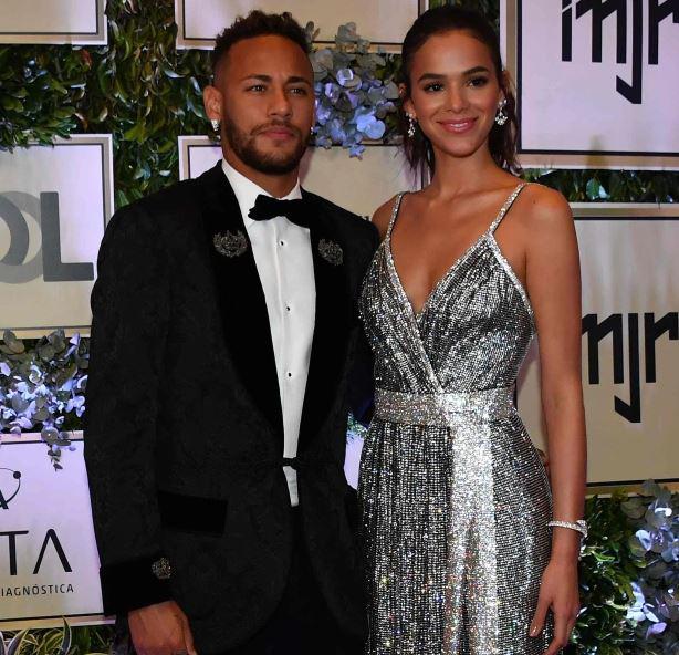 Neymar, futbolda olduğu kadar aşk hayatında da hızlı