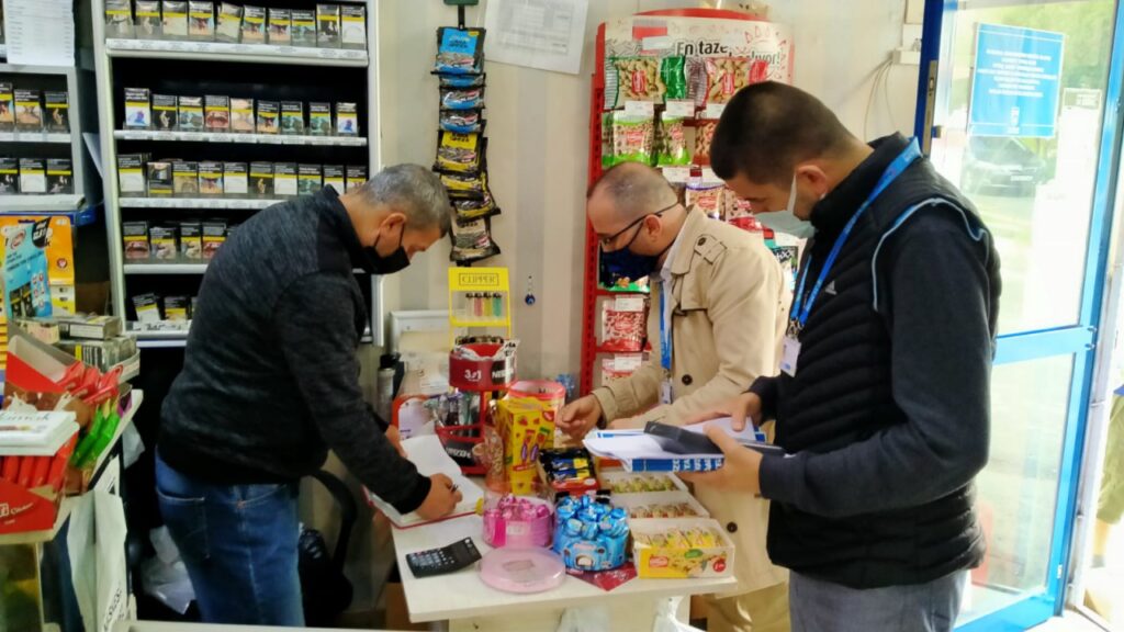 Silivri’de hayırseverler veresiye defterlerini sıfırladı.