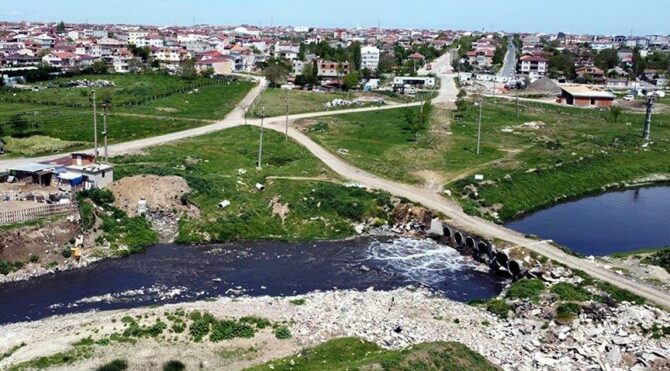 Simsiyah akan Çorlu Deresi ağır koku yayıyor