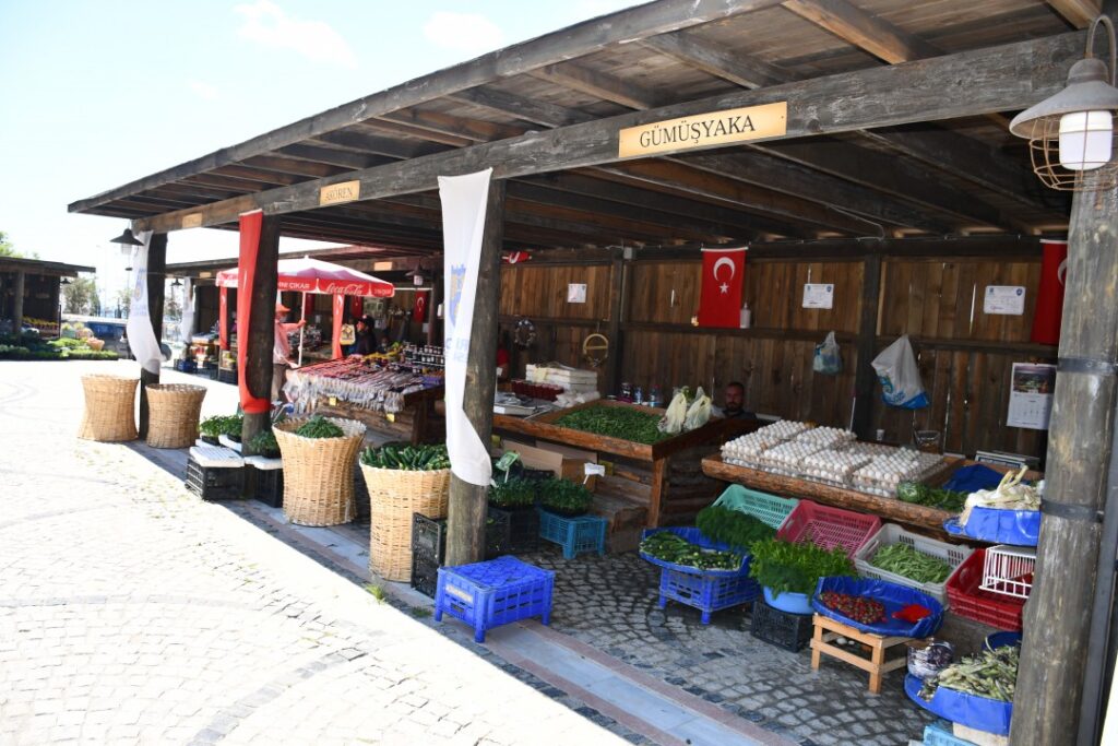 Silivri Köy Pazarı’nda sezon ürünleri tezgâhlarda yerini aldı.