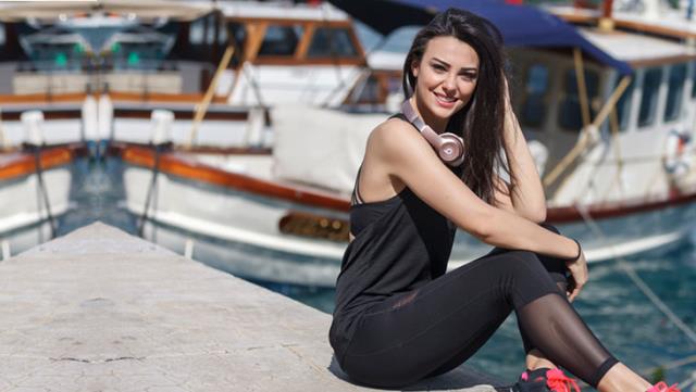 Tatil sezonu Fethiye’de açan Tuvana Türkay’dan iddialı poz