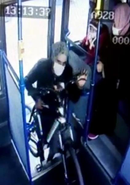 Çaldığı bisikletleri belediye otobüsüyle taşıyan hırsız kamerada