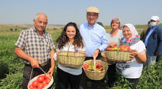 İmamoğlu ilk hasadı çiftçilerle birlikte yaptı.