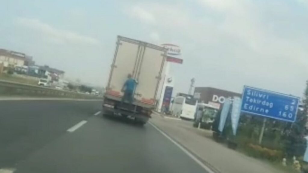 Silivri’de kamyon arkasında tehlikeli yolculuk